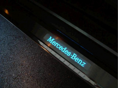 Mercedes W209 (02-) накладки порогов дверных проемов из нержавеющей стали со светящейся надписью "Mercedes-Benz", комплект 4 шт.